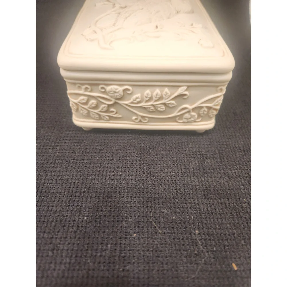 Vintage 2003 Sparrows Club Porcelain Bird Music Trinket Box Plays 